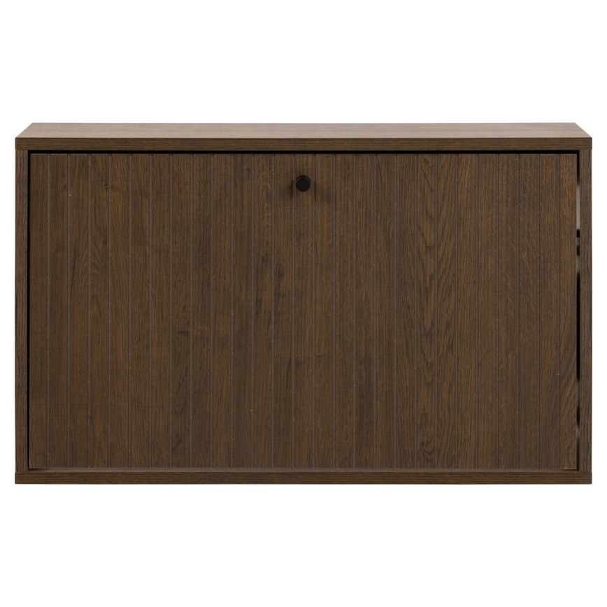 Drevená skriňa s vertikálnymi drážkami je umiestnená na bielom pozadí. Skriňa má jednoduchú, tmavohnedú povrchovú úpravu a malé, okrúhle čierne madlo.