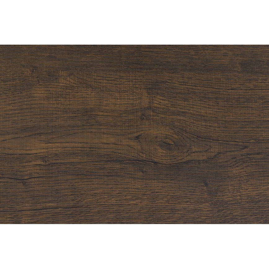 Tmavohnedá drevená textúra zobrazuje horizontálne prebiehajúce drevené vlákna s viditeľnými sukami. Je to detailný záber povrchu, bez ďalších prvkov.