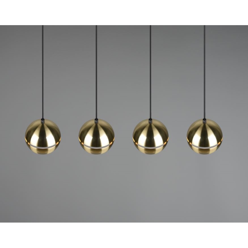 Štyri zlaté závesné lampy s čiernymi káblami visia pred sivým pozadím. Lampy majú guľovitý tvar s delenou konštrukciou.