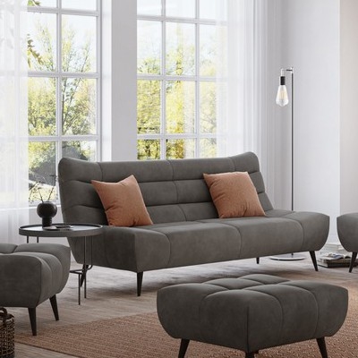 Sivá trojmiestna pohovka s prešívaným čalúnením a štíhlymi čiernymi nožičkami stojí na bielom pozadí.