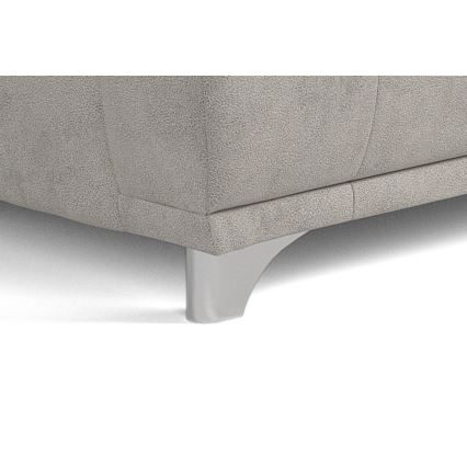 Sedacia súprava s čalúnením svetlošedej farby stojí na strieborných kovoch nohách. Je zachytená detailná časť spodnej časti.