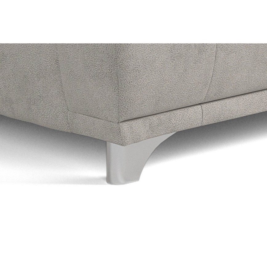 Sedacia súprava s čalúnením svetlošedej farby stojí na strieborných kovoch nohách. Je zachytená detailná časť spodnej časti.