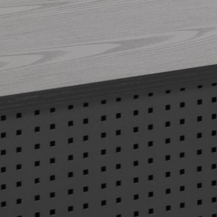 Sivá drevená doska je umiestnená nad tmavosivým panelom s pravidelne rozmiestnenými štvorcovými otvormi.