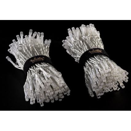 Dve zväzky LED svetielok sú zviazané čiernou páskou. Každý zväzok obsahuje mnoho malých bielych LED diód na striebornom kábli. Na páske je vytlačené logo „Twinkly“.