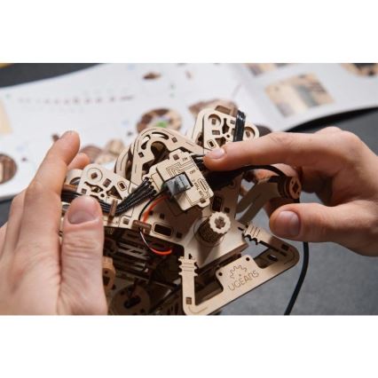 Ugears - 3D drevené mechanické puzzle Motor V8