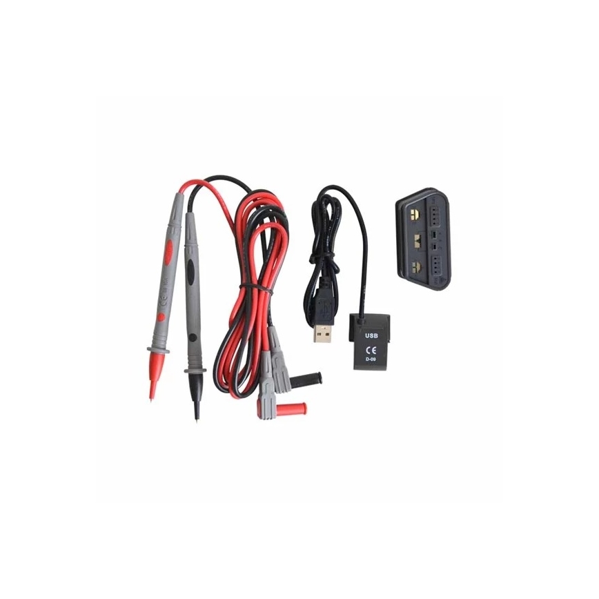 Súprava meracích prístrojov s dvoma skušacími sondami, káblom s červeným a čiernym vodičom, USB adaptérom s označením „USB CE D-09“ a prevodníkom. Súprava je rozložená na bielom pozadí.