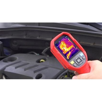 Termokamera sníma teplotu automobilového motora. Na displeji je zobrazená tepelná mapa s údajom 173.0°C. Kontext: Motor automobilu je čiastočne viditeľný pod kapotou.