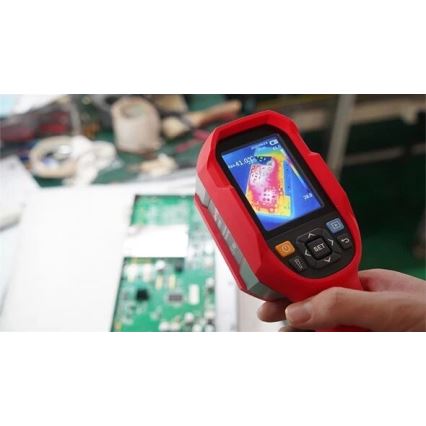 Termokamera meria teplotu elektronickej súčiastky. Na displeji je zobrazená tepelná mapa s údajmi: 20200604, 41.0°C, 38.0°C. Kontext: pracovisko s elektronickými komponentmi.