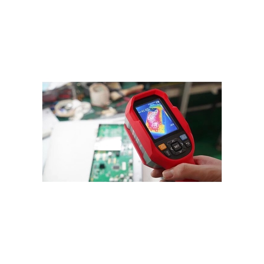 Termokamera meria teplotu elektronickej súčiastky. Na displeji je zobrazená tepelná mapa s údajmi: 20200604, 41.0°C, 38.0°C. Kontext: pracovisko s elektronickými komponentmi.