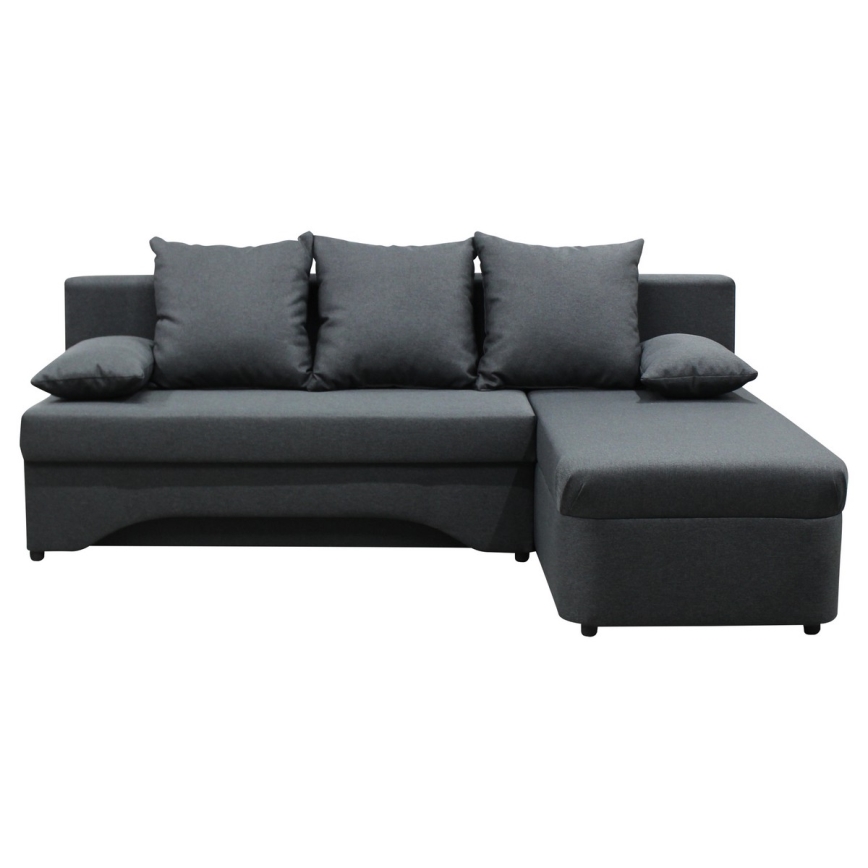Rohová sedačka s tromi vankúšmi stojí v modernom interiéri. Sedačka je tmavosivá, s ľavostranným nástavcom. Nachádza sa v miestnosti s veľkým oknom a svetlou podlahou.