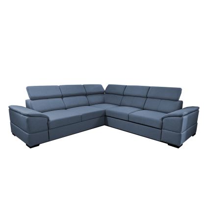 Rohová sedačka s modrou látkovou poťahovou textíliou je umiestnená na bielom pozadí. Sedačka je rozdelená na dva segmenty, ktoré tvoria pravý uhol. Má viacero operadiel a područky.
