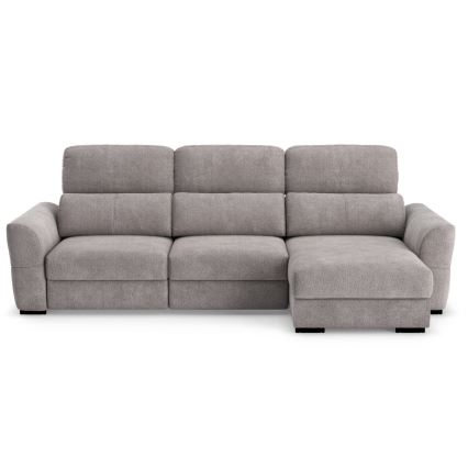 Rohová sedačka svetlosivej farby s tromi samostatnými sedákmi a opierkami je umiestnená na bielom pozadí. Sedačka má rovnú líniu a je pripravená na použitie.