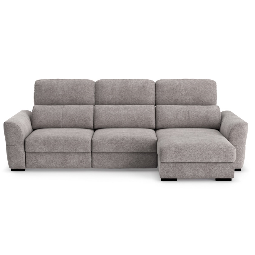 Rohová sedačka svetlosivej farby s tromi samostatnými sedákmi a opierkami je umiestnená na bielom pozadí. Sedačka má rovnú líniu a je pripravená na použitie.