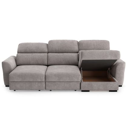 Rohová sedačka s otvoreným úložným priestorom v spodnej časti. Sedačka je sivá, trojdielna, na svetlom pozadí.