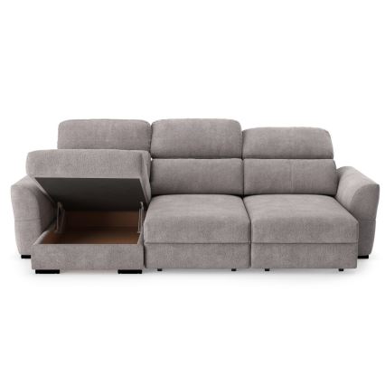 Rohová sedačka s otvoreným úložným priestorom v ľavej časti. Sedačka je sivá, trojdielna s polstrovaným operadlom. Úložný priestor je umiestnený pod sedacou časťou.