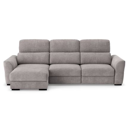 Rohová sedačka s ľavostranným nástavcom sedí na bielom pozadí. Sedačka je svetlosivá, rozdelená na tri časti, má široké podrúčky a nízke nožičky.