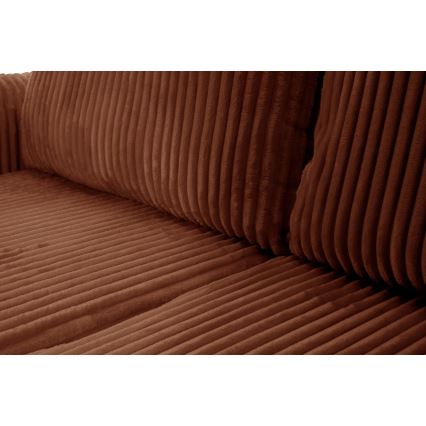 Hnedohnedá pohovka s dvoma vankúšmi je potiahnutá hrubou, pozdĺžne ryhovanou látkou. Pohovka je čiastočne viditeľná, zameraná je na textúru poťahu.