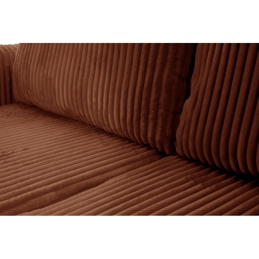 Hnedohnedá pohovka s dvoma vankúšmi je potiahnutá hrubou, pozdĺžne ryhovanou látkou. Pohovka je čiastočne viditeľná, zameraná je na textúru poťahu.