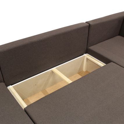 Rohová sedačka s otvoreným úložným priestorom rozdeleným drevenými priečkami. Sedačka je tmavohnedej farby. Úložný priestor je súčasťou sedačky.