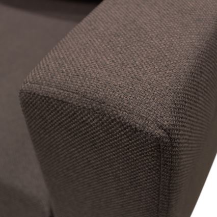 Čalúnený nábytok – detail tmavohnedej textílie na rohu podrúčok. Textília je husto tkaná s výraznou textúrou.