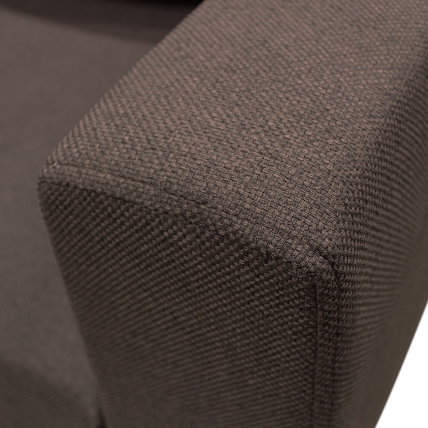 Čalúnený nábytok – detail tmavohnedej textílie na rohu podrúčok. Textília je husto tkaná s výraznou textúrou.