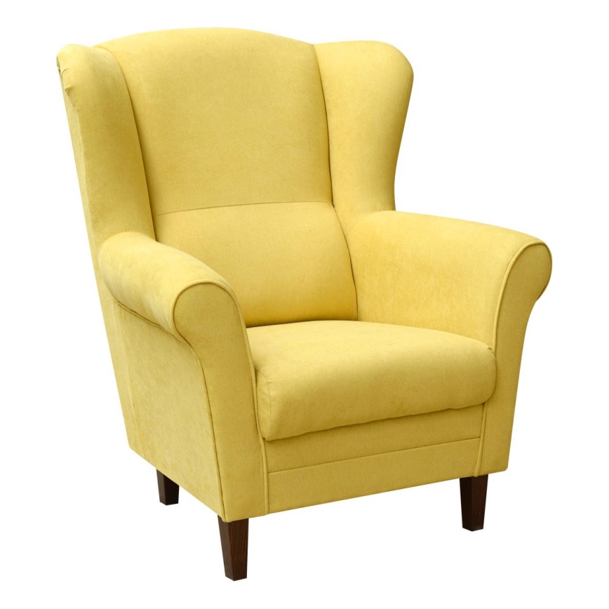 Žltá kreslo s vysokým operadlom stojí na tmavohnedých nôžkach. Je čalúnené žltou látkou. Kreslo sa nachádza na bielom pozadí.