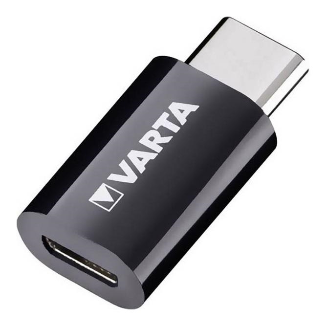 Čierny adaptér VARTA pre USB-C prepojenie leží na bielom pozadí. Adaptér premieňa konektor.