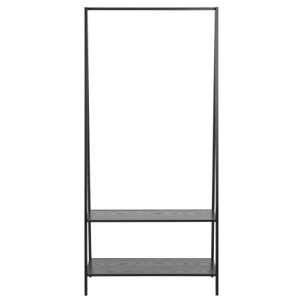 Stojan na šaty s dvoma policami je zobrazený na bielom pozadí. Stojan je čierny, kovovej konštrukcie, s hornou tyčou na vešanie a dvoma drevenými policami v dolnej časti.