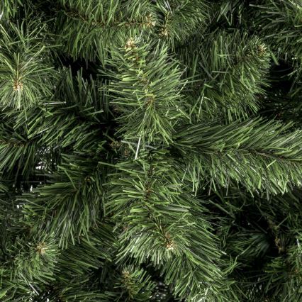 Ihličie umelého vianočného stromčeka husté, tmavozelené, s jemnými ihlicami. Vetvičky sú prepletené, vytvárajúce plný vzhľad. Stromček je detailne zobrazený.