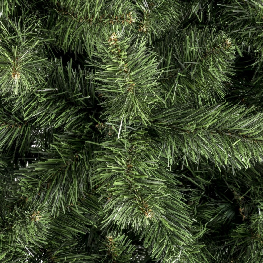 Ihličie umelého vianočného stromčeka husté, tmavozelené, s jemnými ihlicami. Vetvičky sú prepletené, vytvárajúce plný vzhľad. Stromček je detailne zobrazený.