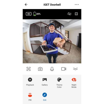 Kuriér v modrej uniforme podáva balík a tablet pri schodisku. iGET Doorbell zobrazuje zábery z kamery, batéria je na 20%. Aplikácia ponúka prehrávanie, galériu, nastavenie vzhľadu a nočný režim.