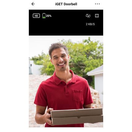 Muž v červenom tričku drží pizzu pred domom. iGET Doorbell, 20% batérie, 2 KB/S.
