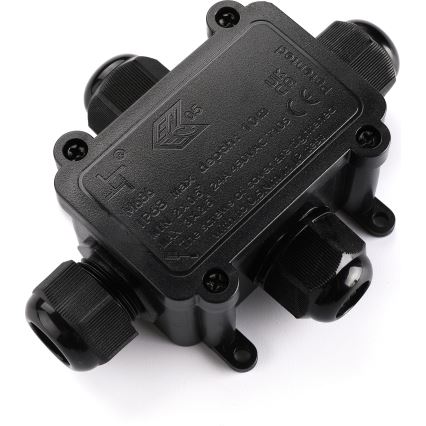 Čierna plastová rozvodná skrinka s tromi káblovými vstupmi je umiestnená na bielom pozadí. Na povrchu sú vyrazené údaje: M630, IP65, Max depth 10m, 24A 450VAC, CE a UK.