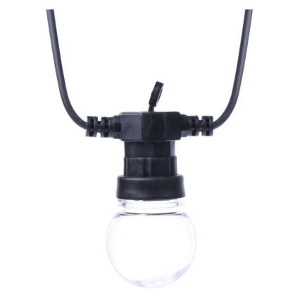 Guľová lampa visí na čiernom kábli. Lampa je pripojená k čiernemu držiaku s konektormi. Pozadí je biele.