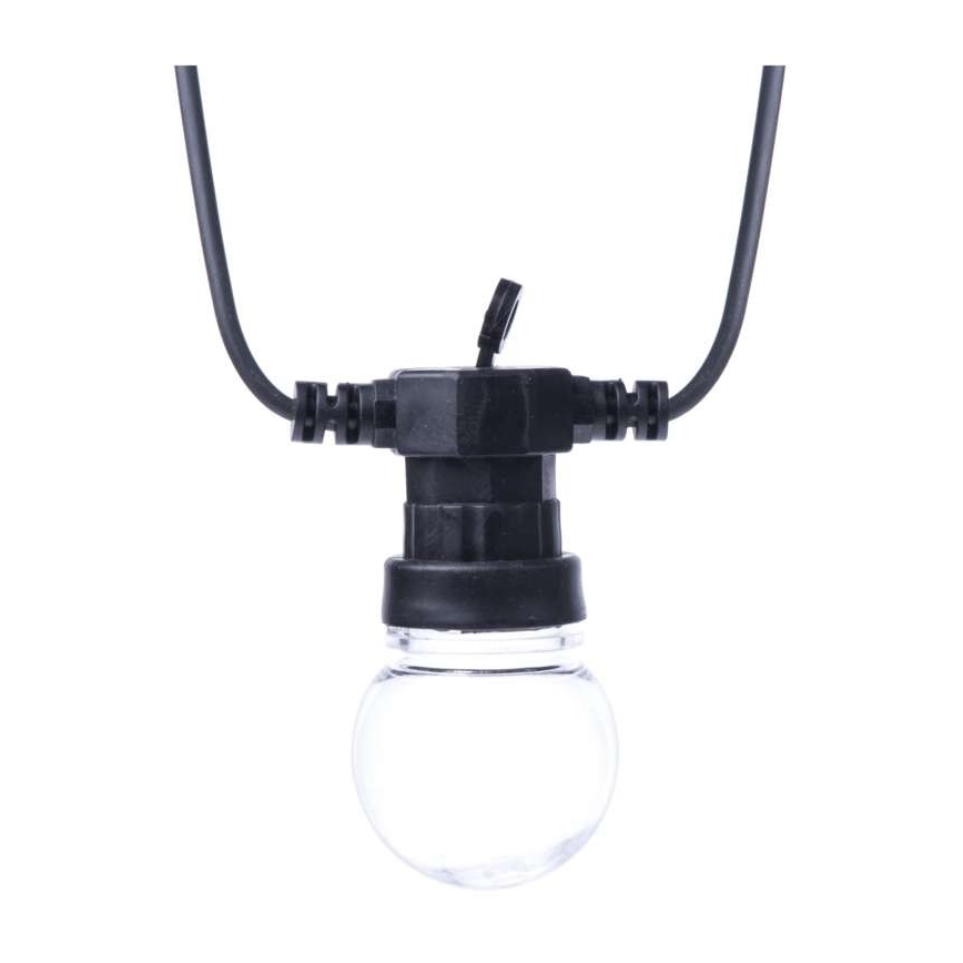 Guľová lampa visí na čiernom kábli. Lampa je pripojená k čiernemu držiaku s konektormi. Pozadí je biele.