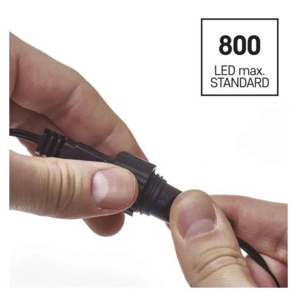 Dve ruky spájajú čierny konektor LED kábla. V pozadí je štvorcový rámik s textom: 800 LED max. STANDARD.