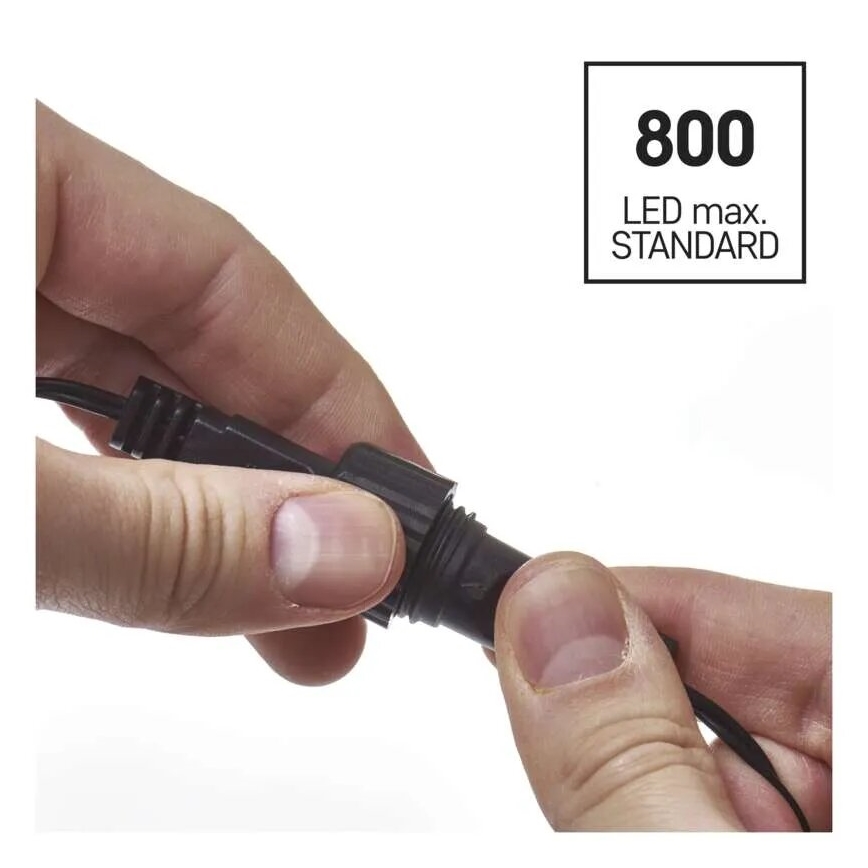 Dve ruky spájajú čierny konektor LED kábla. V pozadí je štvorcový rámik s textom: 800 LED max. STANDARD.