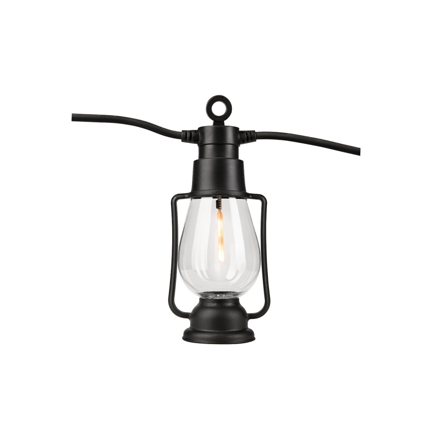 Čierna lampa v tvare petrolejovej lampy so zapálenou žiarovkou vo vnútri je pripojená k čiernemu elektrickému káblu. Lampa má sklenenú časť a kovový rám.