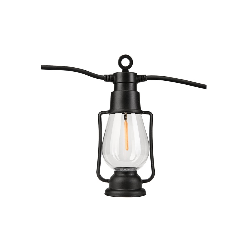 Čierna lampa tvaru petrolejky s priehľadným skleneným telom a LED žiarovkou je pripojená k čiernemu elektrickému káblu. Lampa je umiestnená na bielom pozadí.