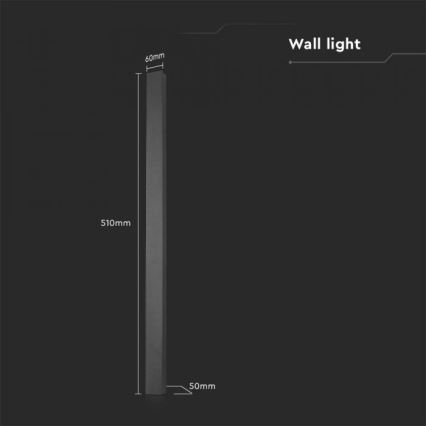 Stenové svietidlo je zobrazené na tmavom pozadí. Svietidlo je vysoké 510 mm, široké 50 mm a hrubé 60 mm. Názov produktu: Wall light.