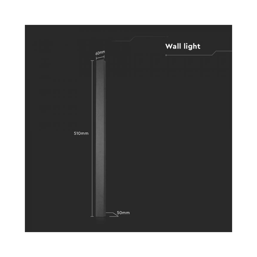 Stenové svietidlo je zobrazené na tmavom pozadí. Svietidlo je vysoké 510 mm, široké 50 mm a hrubé 60 mm. Názov produktu: Wall light.