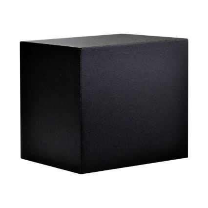Čierna hranatá krabica je umiestnená na bielom pozadí. Krabica je uzavretá.