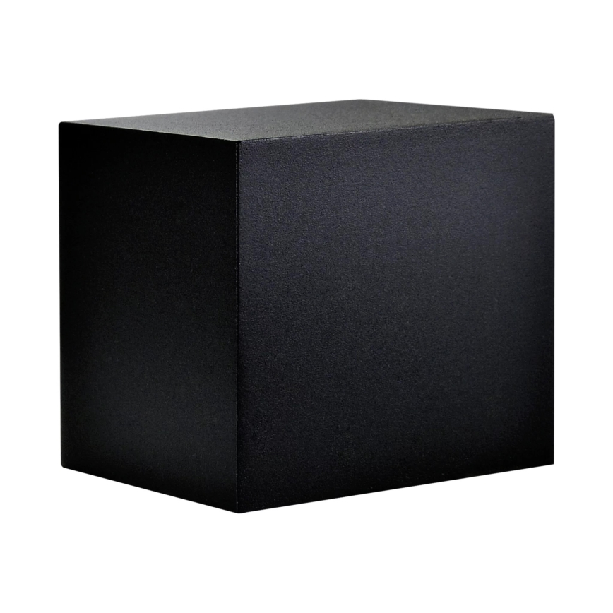 Čierna hranatá krabica je umiestnená na bielom pozadí. Krabica je uzavretá.