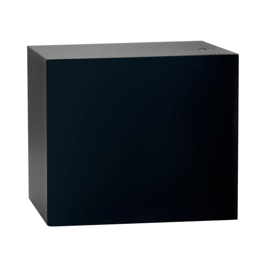 Čierna kubická skrinka sa nachádza na bielom pozadí.