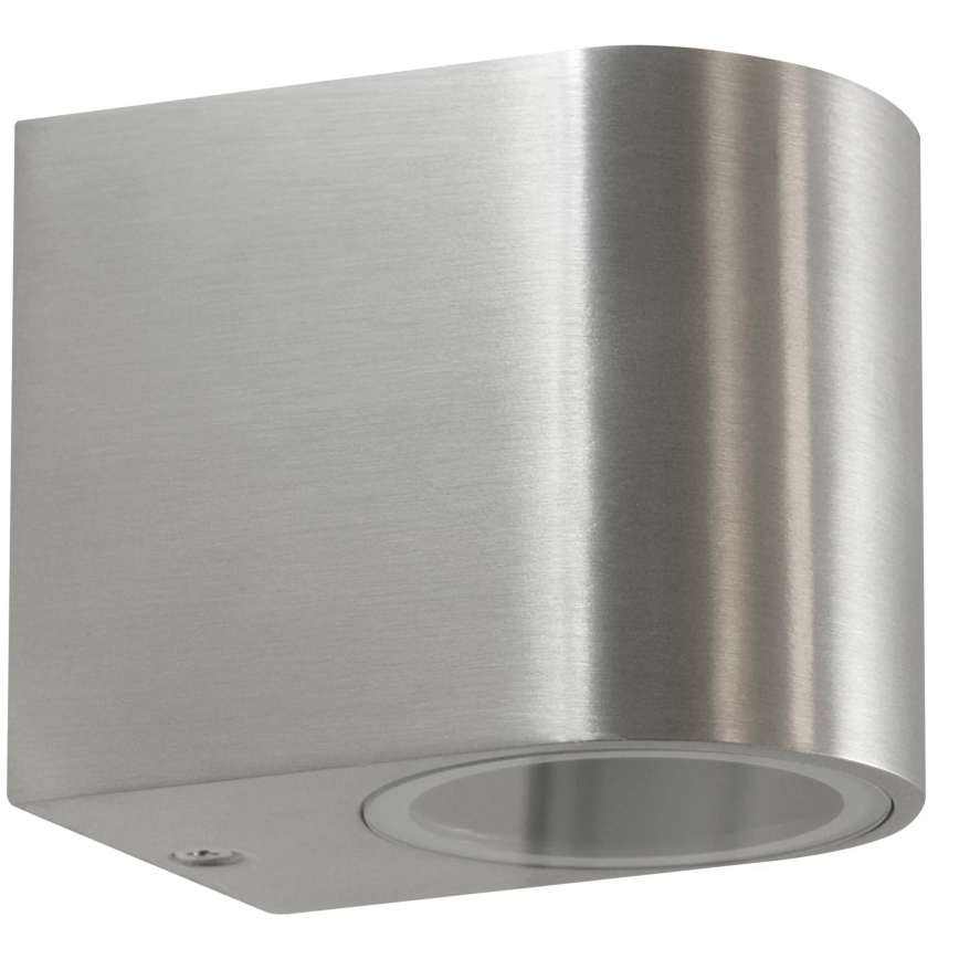 Kovové nástenné svietidlo svieti. Je vyrobené z brúseného kovu, obdĺžnikového tvaru s zaoblenými rohmi. Svietidlo je pripevnené na stenu.