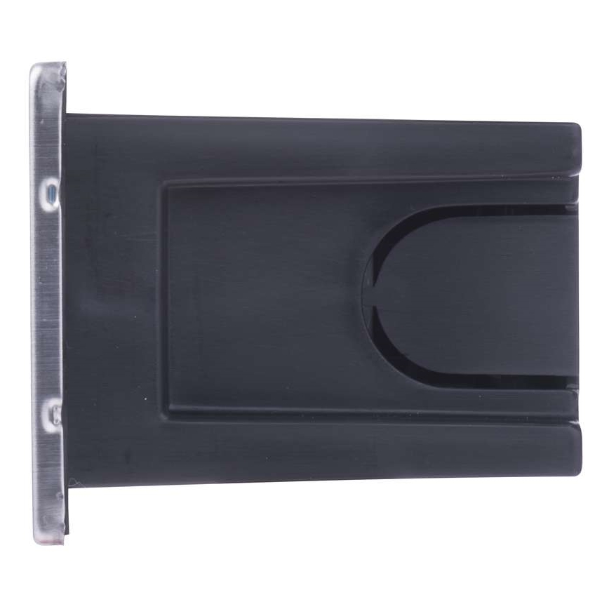 Čierny plastový diel s výrezom je pripevnený k striebornej kovovej doske. Diel vyzerá ako súčasť väčšieho zariadenia alebo konštrukcie.