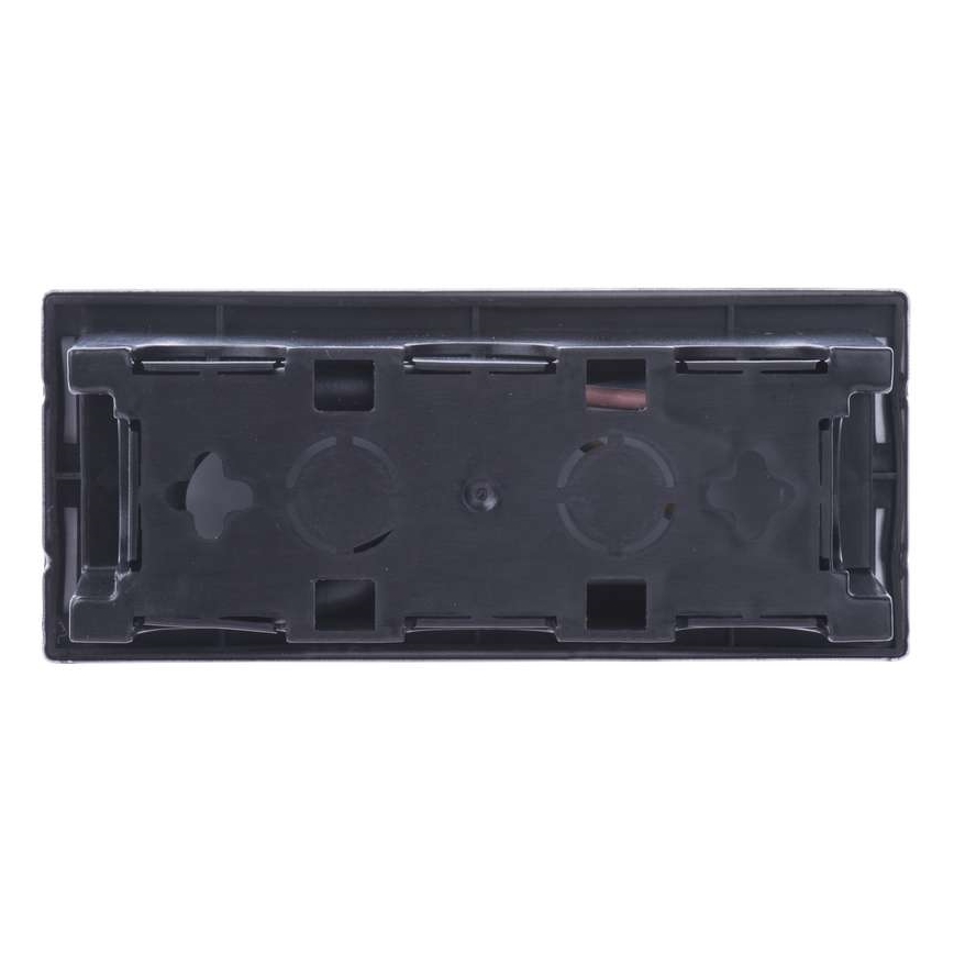 Čierna plastová elektroinštalačná krabica s tromi otvormi na zásuvky je pripravená na montáž. Viditeľné sú drôty.