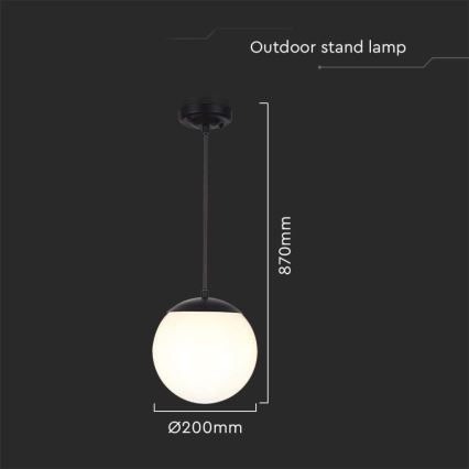 Závesná lampa s guľovitou tienidlom z matného skla visí na čiernom kábli. Rozmery: výška 870 mm, priemer tienidla 200 mm. Názov: Outdoor stand lamp.