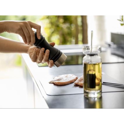 WENKO 55082100-Mlynček na soľ BLACK OUTDOOR KITCHEN 5x17,5 cm strieborná/čierna/biela