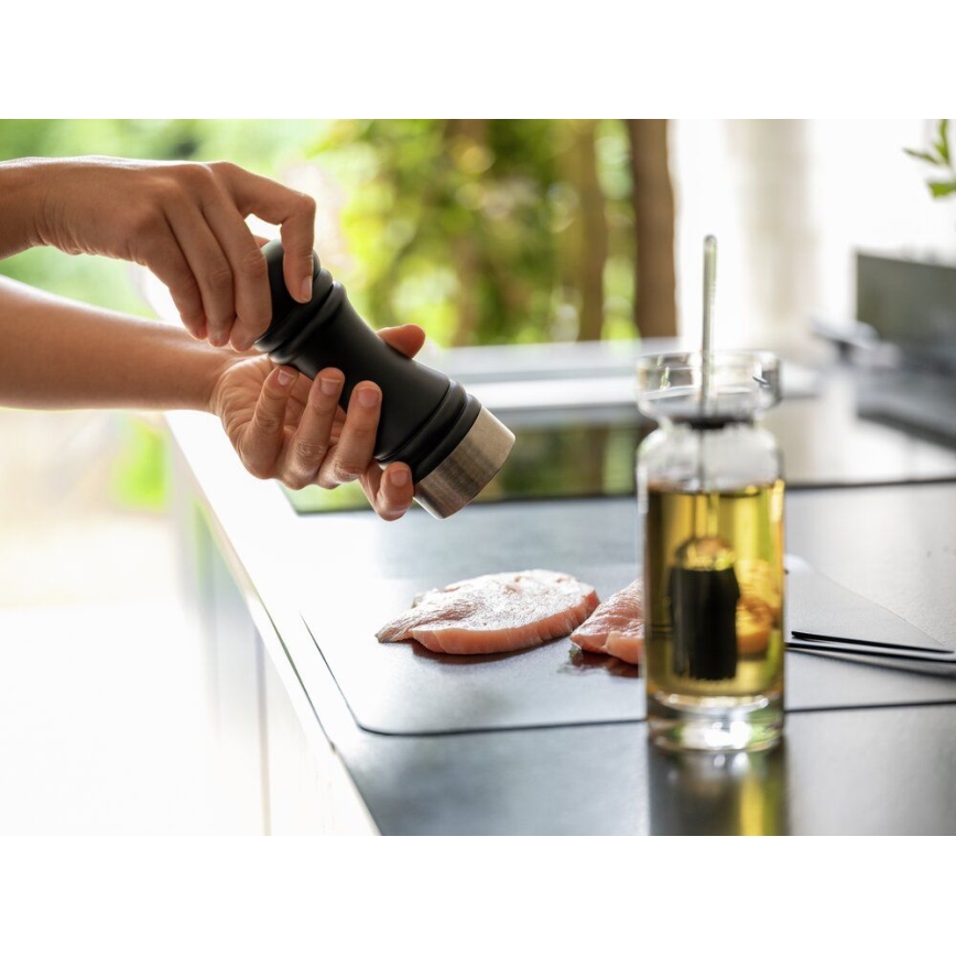 WENKO 55083100-Mlynček na korenie BLACK OUTDOOR KITCHEN 5x17,5 cm čierna/biela